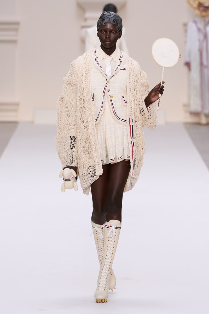 2024 Thom Browne 高級訂製大秀:圍繞 Muslin 平紋細布為主題,打破只用精貴面料的高訂傳統,不但致敬古代雕像藝術,同時預示 2024 巴黎奧運的來臨?
