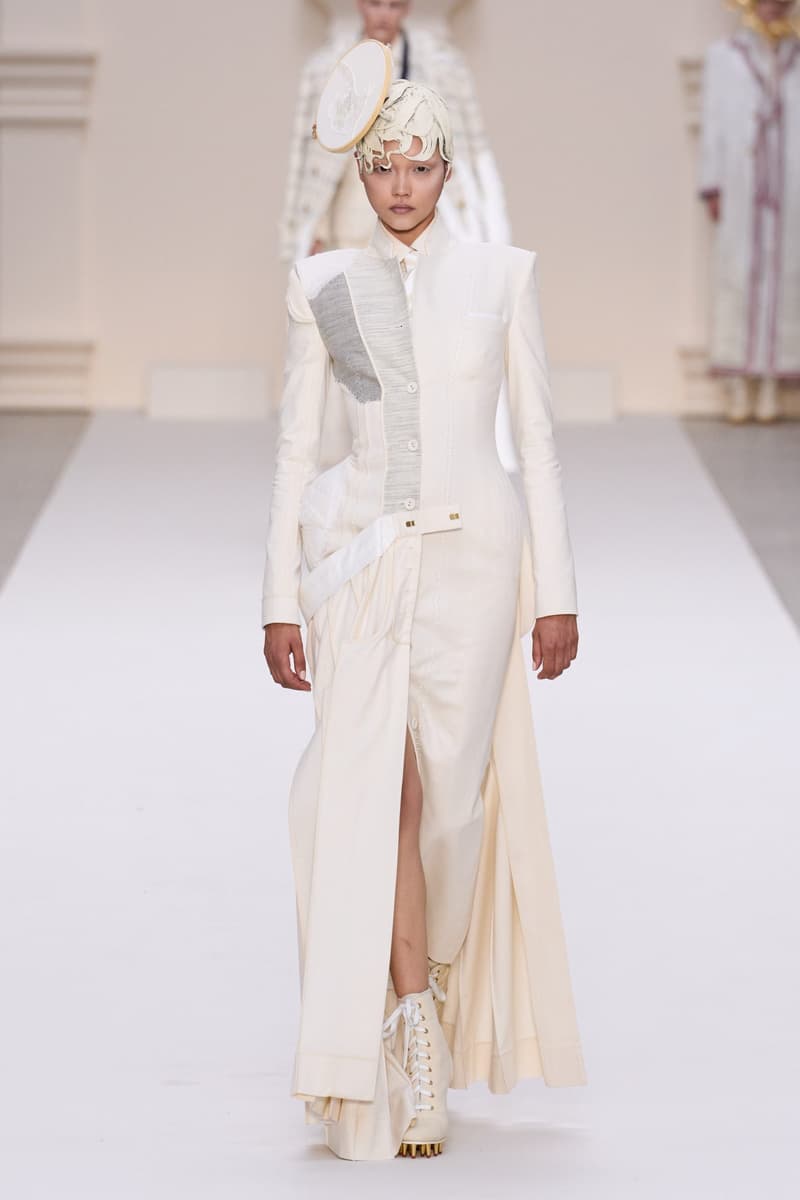2024 Thom Browne 高級訂製大秀:圍繞 Muslin 平紋細布為主題,打破只用精貴面料的高訂傳統,不但致敬古代雕像藝術,同時預示 2024 巴黎奧運的來臨?