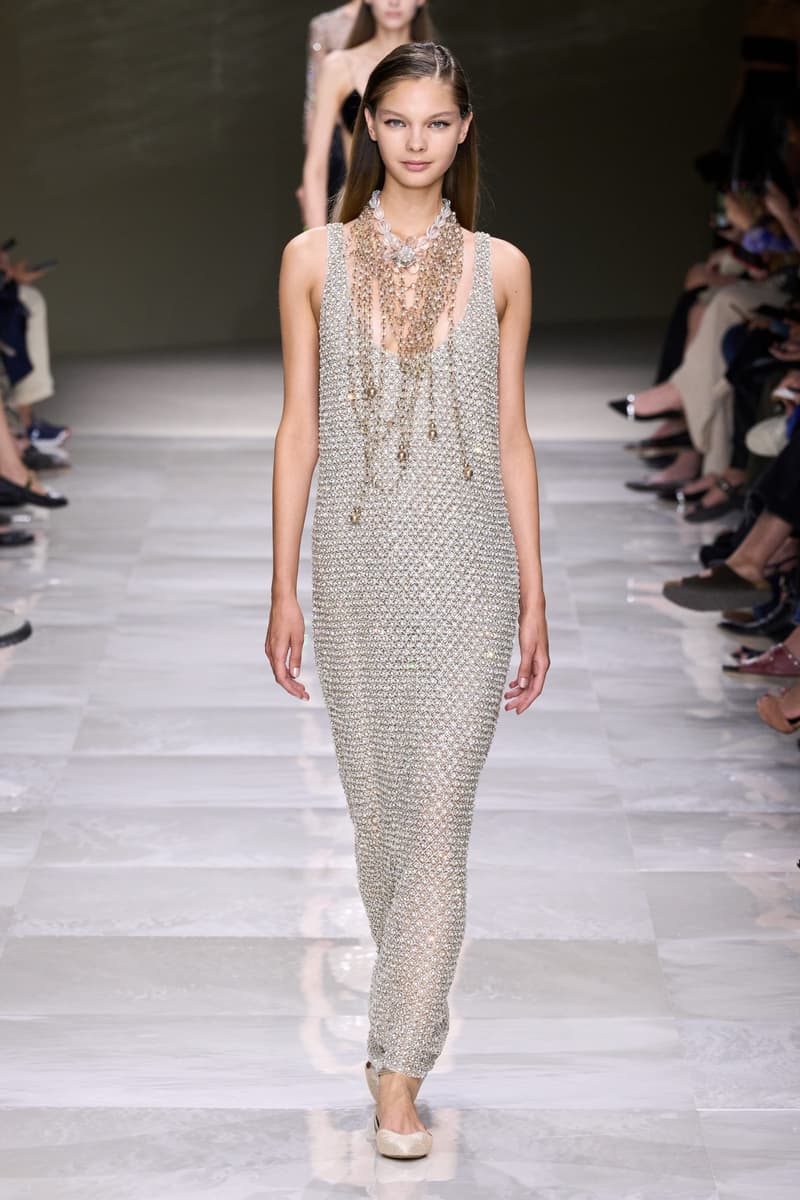 Armani Piere 2024 高級訂制圍繞珍珠為題,以裝飾點綴向人們述說優雅之美~