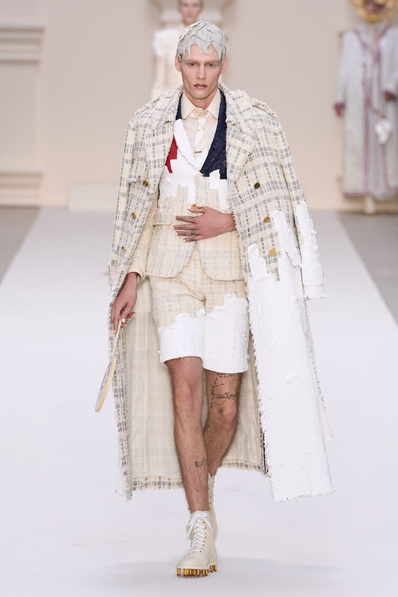 2024 Thom Browne 高級訂製大秀:圍繞 Muslin 平紋細布為主題,打破只用精貴面料的高訂傳統,不但致敬古代雕像藝術,同時預示 2024 巴黎奧運的來臨?