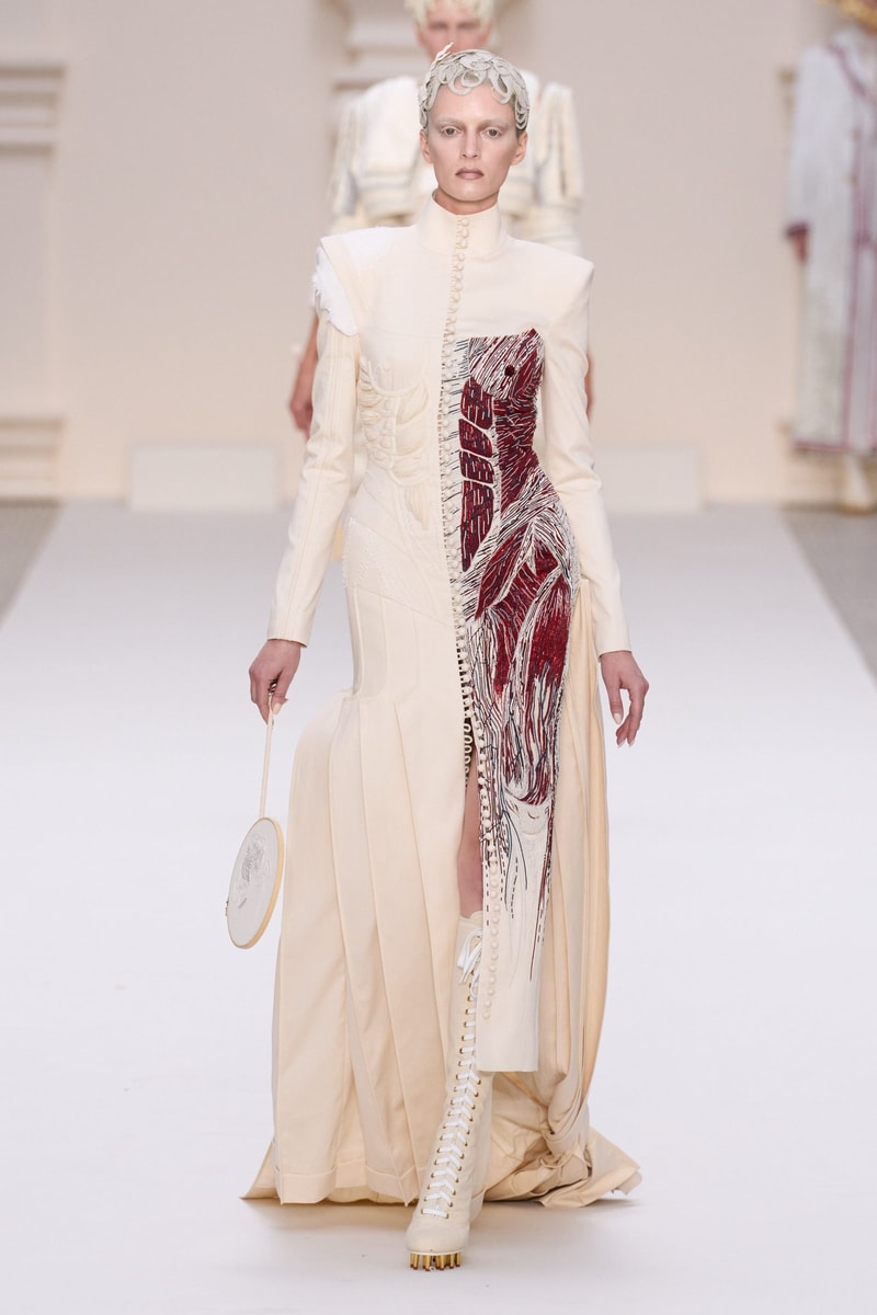 2024 Thom Browne 高級訂製大秀：圍繞 Muslin 平紋細布為主題，打破只用精貴面料的高訂傳統，不但致敬古代雕像藝術，同時預示 2024 巴黎奧運的來臨？