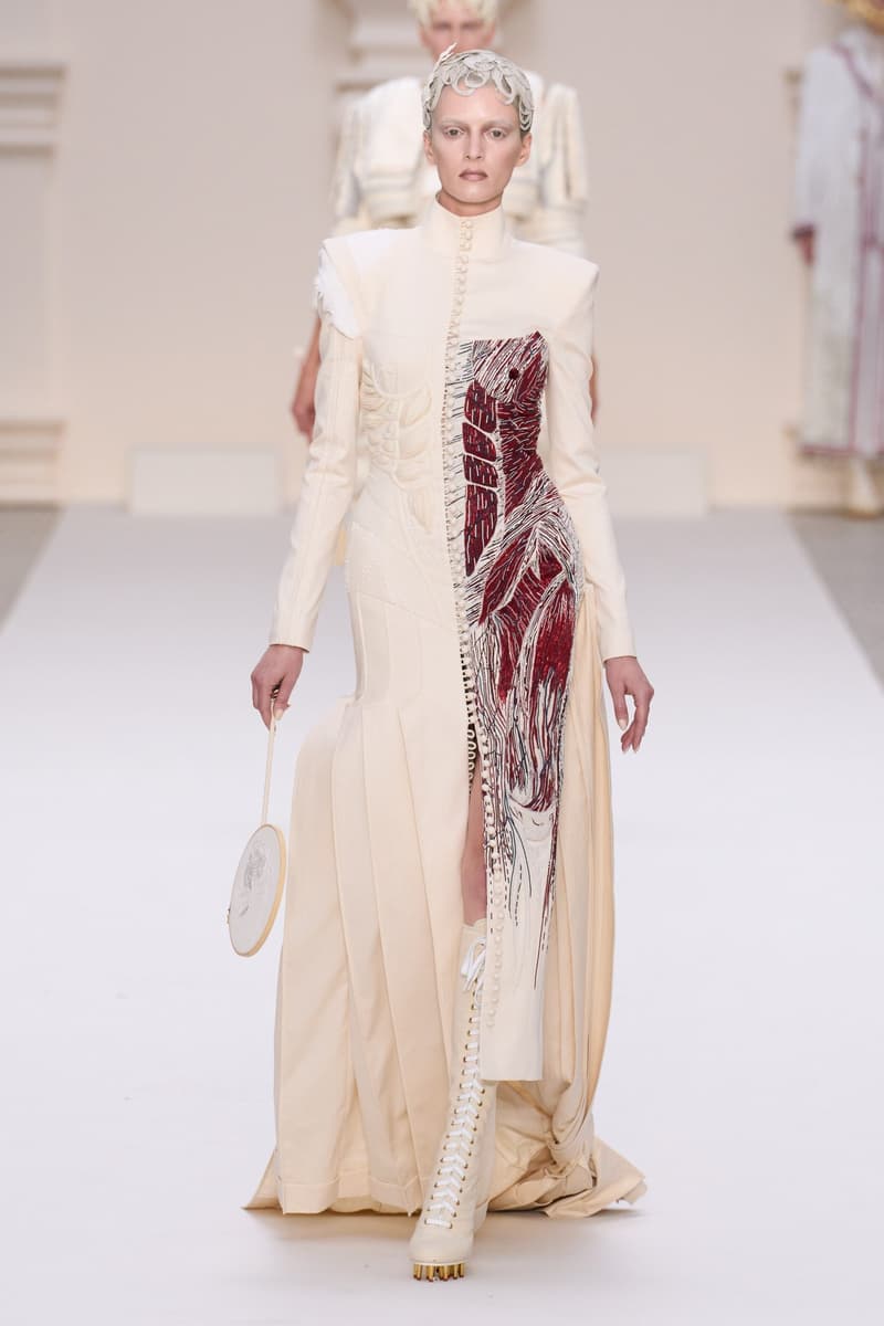 2024 Thom Browne 高級訂製大秀:圍繞 Muslin 平紋細布為主題,打破只用精貴面料的高訂傳統,不但致敬古代雕像藝術,同時預示 2024 巴黎奧運的來臨?