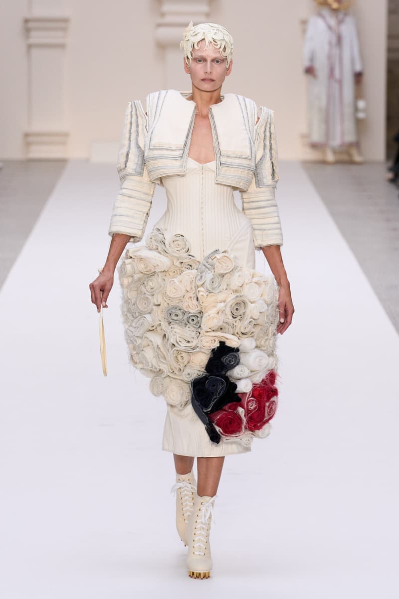 2024 Thom Browne 高級訂製大秀:圍繞 Muslin 平紋細布為主題,打破只用精貴面料的高訂傳統,不但致敬古代雕像藝術,同時預示 2024 巴黎奧運的來臨?