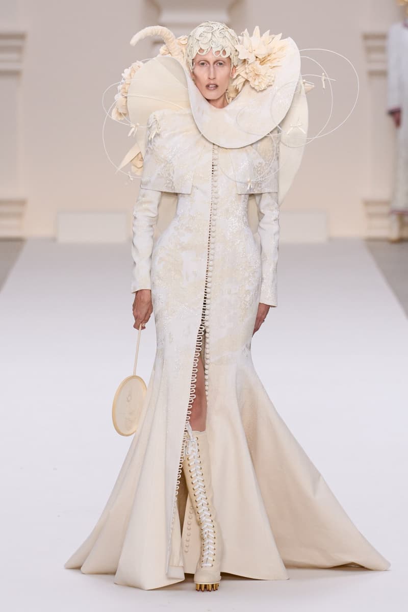 2024 Thom Browne 高級訂製大秀:圍繞 Muslin 平紋細布為主題,打破只用精貴面料的高訂傳統,不但致敬古代雕像藝術,同時預示 2024 巴黎奧運的來臨?