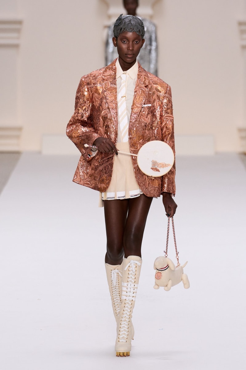 2024 Thom Browne 高級訂製大秀：圍繞 Muslin 平紋細布為主題，打破只用精貴面料的高訂傳統，不但致敬古代雕像藝術，同時預示 2024 巴黎奧運的來臨？