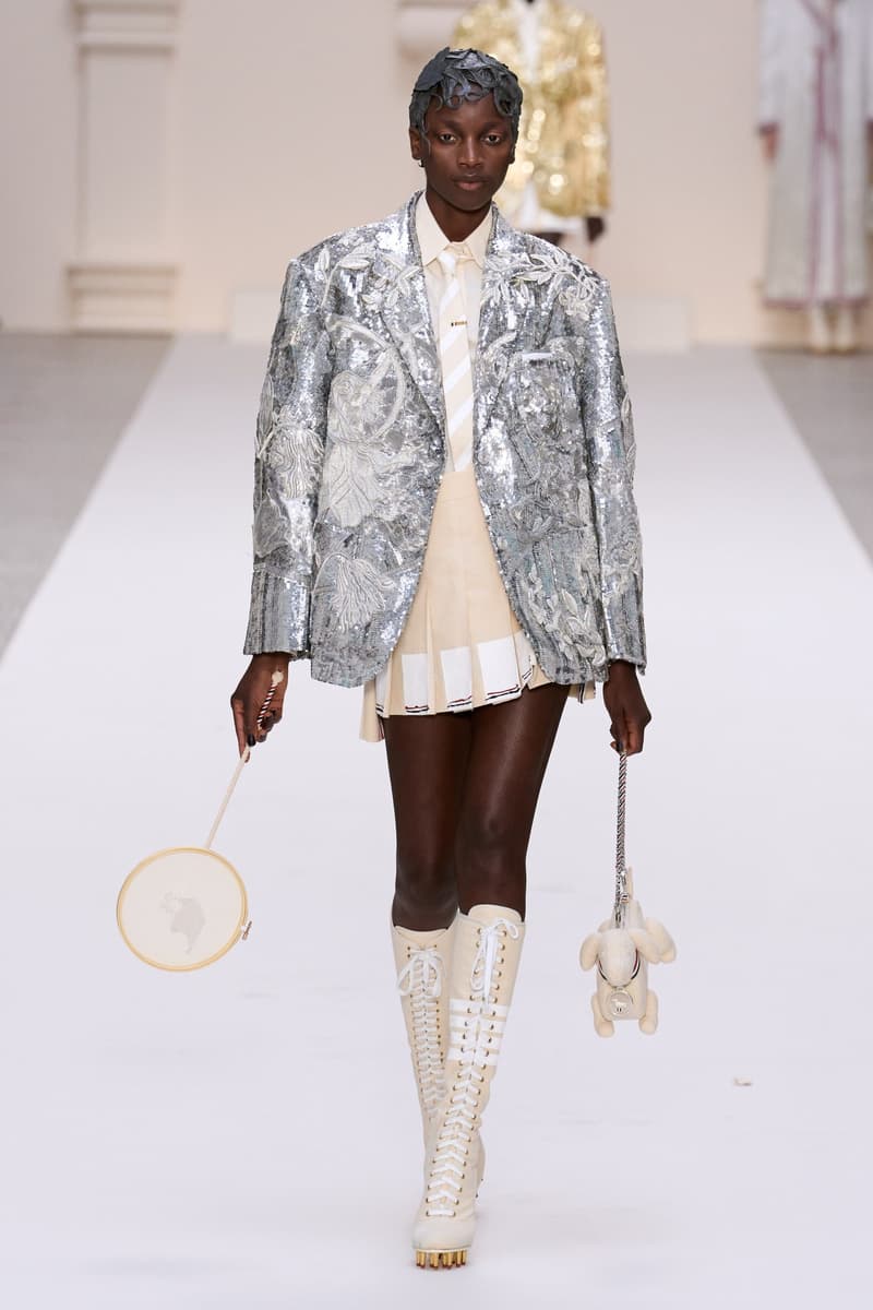 2024 Thom Browne 高級訂製大秀:圍繞 Muslin 平紋細布為主題,打破只用精貴面料的高訂傳統,不但致敬古代雕像藝術,同時預示 2024 巴黎奧運的來臨?