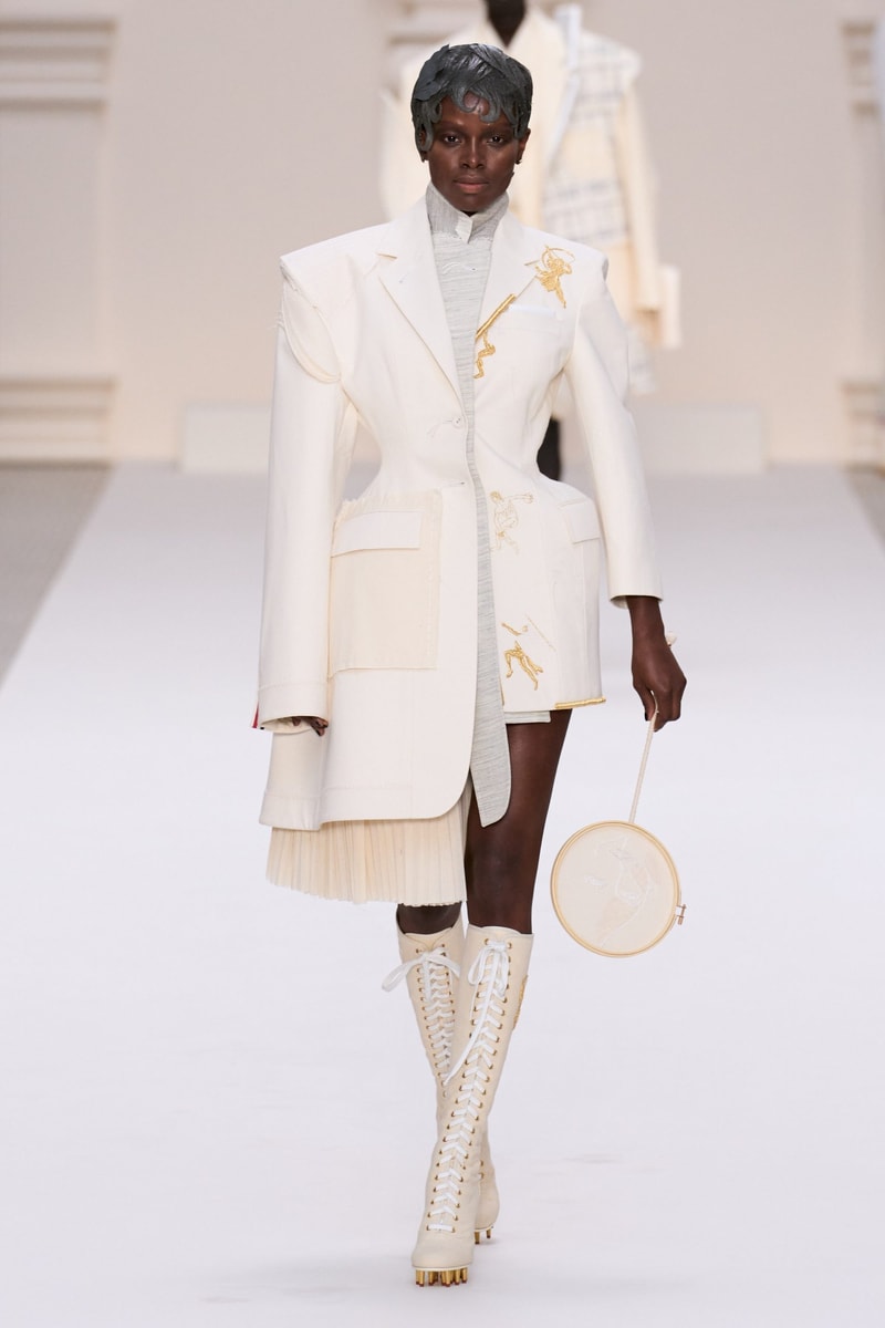 2024 Thom Browne 高級訂製大秀：圍繞 Muslin 平紋細布為主題，打破只用精貴面料的高訂傳統，不但致敬古代雕像藝術，同時預示 2024 巴黎奧運的來臨？