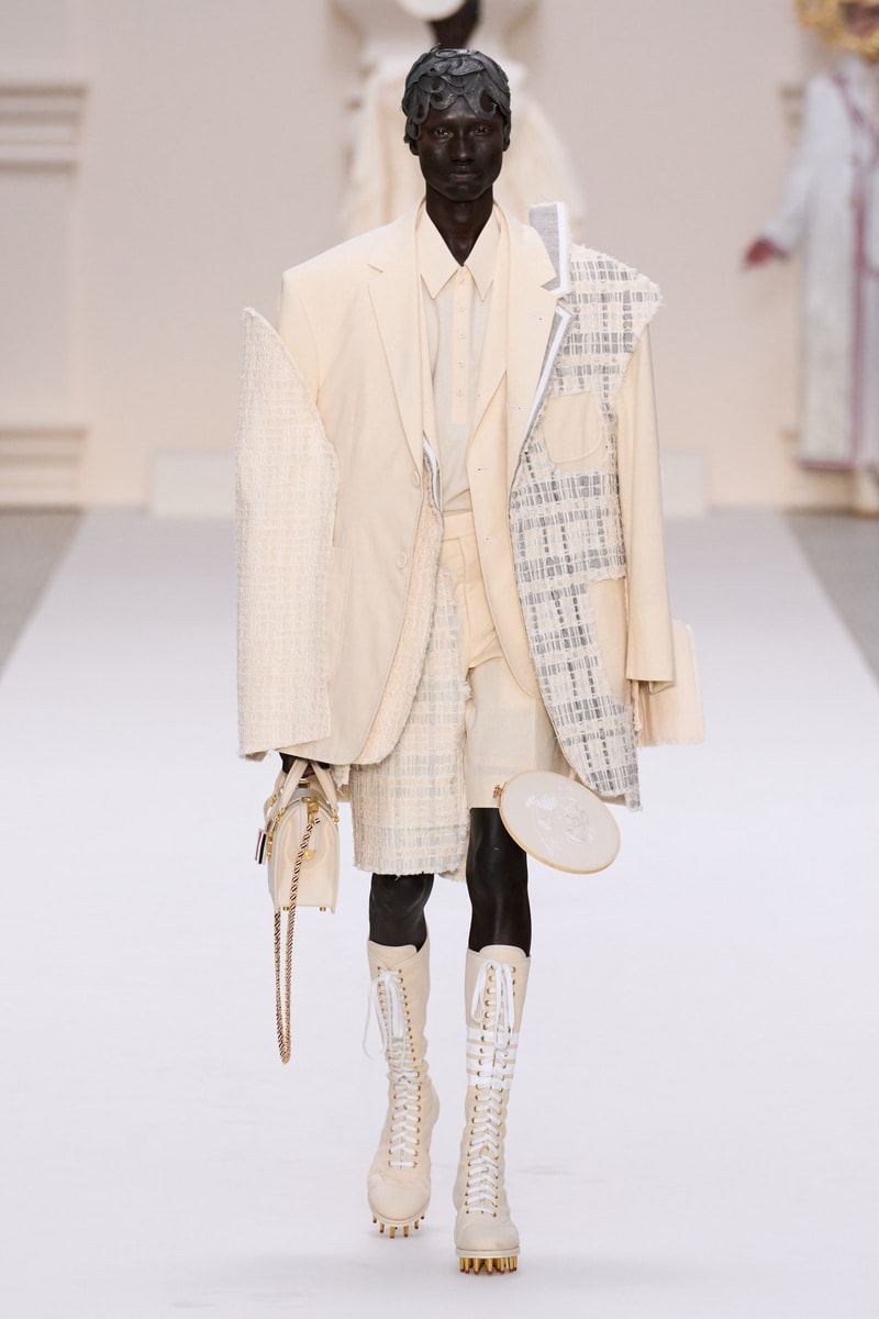 2024 Thom Browne 高級訂製大秀：圍繞 Muslin 平紋細布為主題，打破只用精貴面料的高訂傳統，不但致敬古代雕像藝術，同時預示 2024 巴黎奧運的來臨？