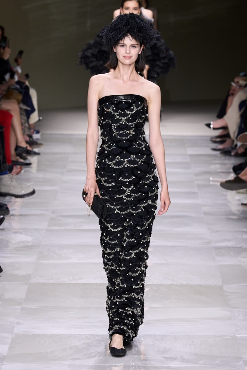 Armani Piere 2024 高級訂制圍繞珍珠為題,以裝飾點綴向人們述說優雅之美~