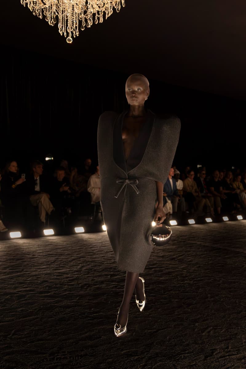 Schiaparelli 2024 高級訂製大秀重現 1950 年代流行輪廓,創意總監 Daniel Roseberry 帶我們回到慶祝女性解放的晚禮