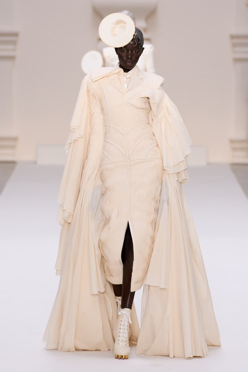 2024 Thom Browne 高級訂製大秀:圍繞 Muslin 平紋細布為主題,打破只用精貴面料的高訂傳統,不但致敬古代雕像藝術,同時預示 2024 巴黎奧運的來臨?