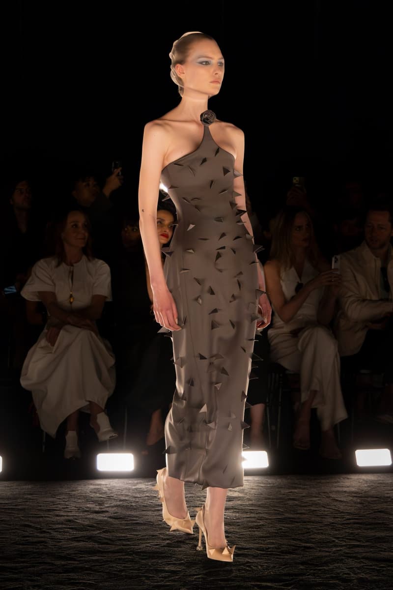 Schiaparelli 2024 高級訂製大秀重現 1950 年代流行輪廓,創意總監 Daniel Roseberry 帶我們回到慶祝女性解放的晚禮
