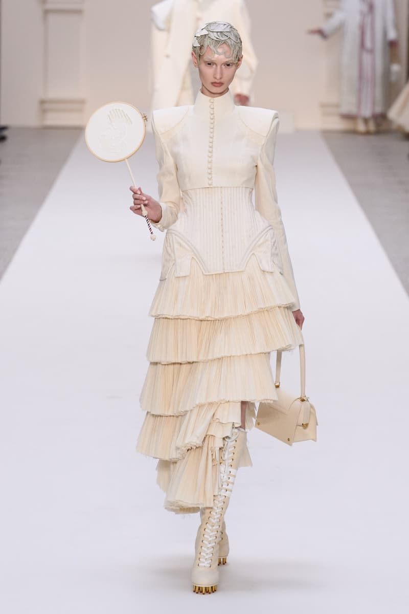 2024 Thom Browne 高級訂製大秀:圍繞 Muslin 平紋細布為主題,打破只用精貴面料的高訂傳統,不但致敬古代雕像藝術,同時預示 2024 巴黎奧運的來臨?