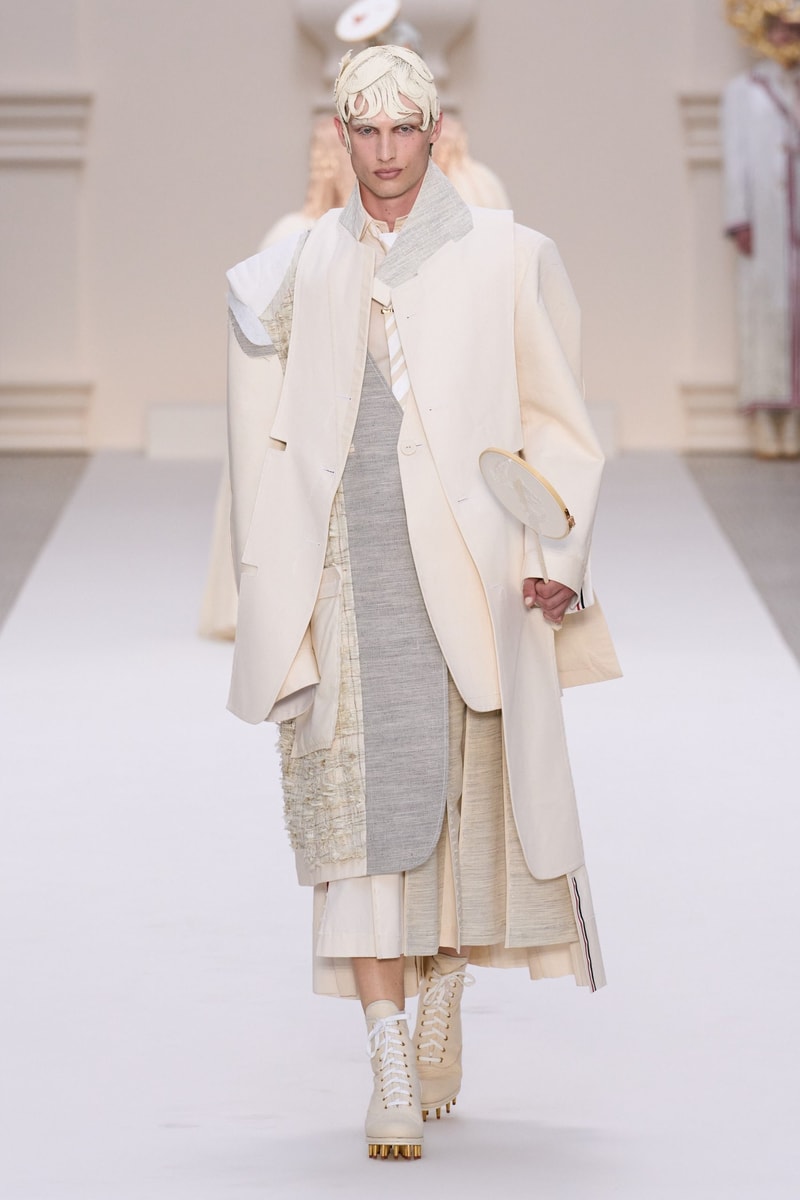 2024 Thom Browne 高級訂製大秀：圍繞 Muslin 平紋細布為主題，打破只用精貴面料的高訂傳統，不但致敬古代雕像藝術，同時預示 2024 巴黎奧運的來臨？