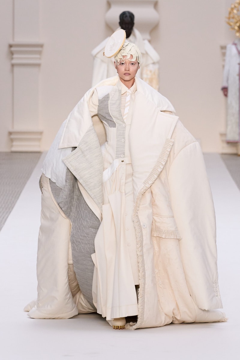 2024 Thom Browne 高級訂製大秀：圍繞 Muslin 平紋細布為主題，打破只用精貴面料的高訂傳統，不但致敬古代雕像藝術，同時預示 2024 巴黎奧運的來臨？