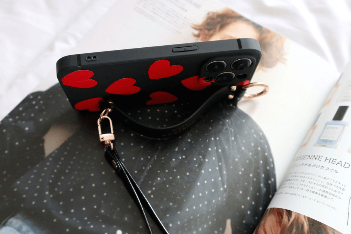 phone-case-recommandation-iphone-case-iphone-case-with-strap-leather-iphone-case-phone-strap-riche-french-style-parisian-chic-amber-kuo-fashion-accessories-custom-phone-case