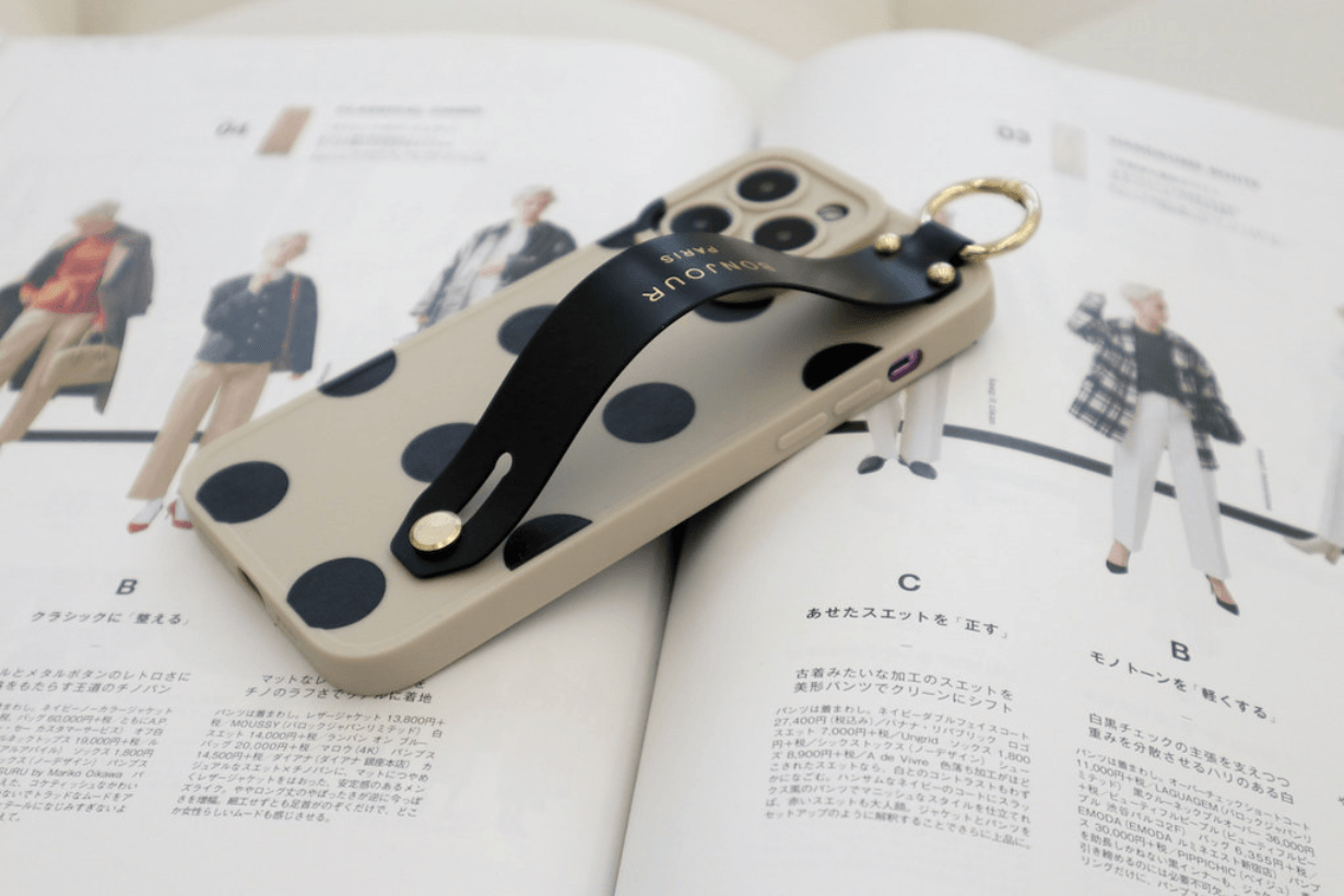 phone-case-recommandation-iphone-case-iphone-case-with-strap-leather-iphone-case-phone-strap-riche-french-style-parisian-chic-amber-kuo-fashion-accessories-custom-phone-case