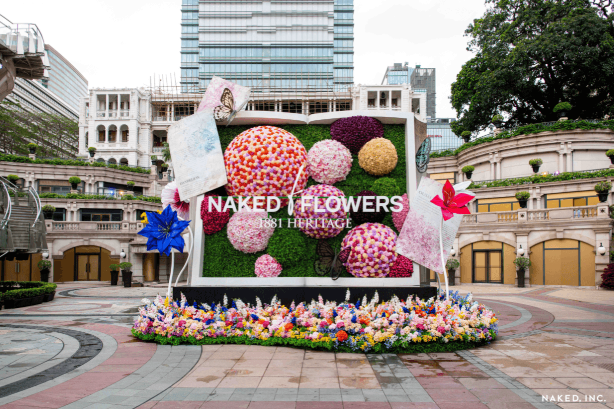 甫進「1881」露天廣場 (Grand Piazza) 已經能夠感受到 NAKED FLOWERS 的花花世界,團隊打造了五米高的 NAKED BIG BOOK 以及互動體驗房,讓遊客免費打卡。