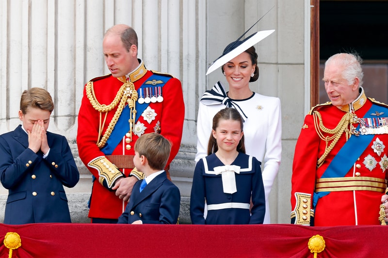 皇室的小孩太可愛：原來喬治和夏洛特一直戴著「兄妹手繩」，就連爺爺國王查理斯也有同款的！