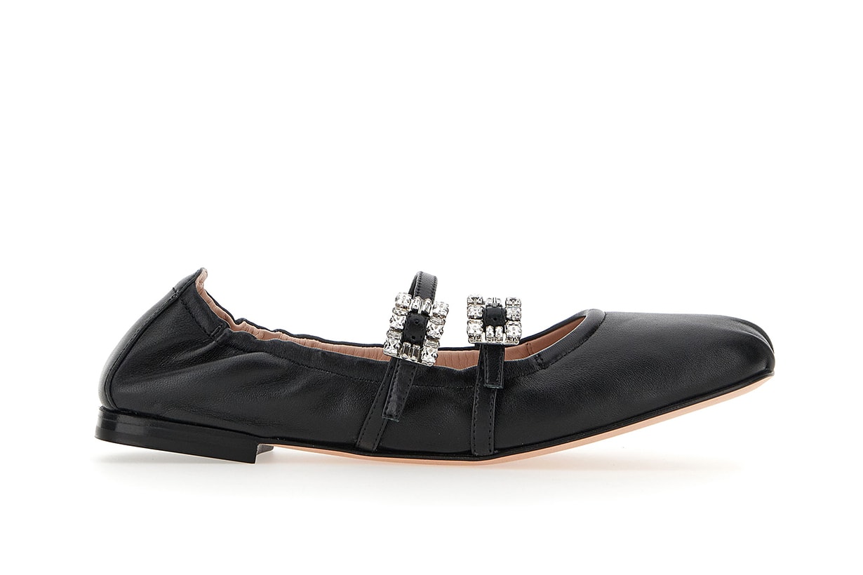 Roger Vivier 除了經典方扣靴,「鉚釘瑪莉珍鞋」甜酷女生必收!
