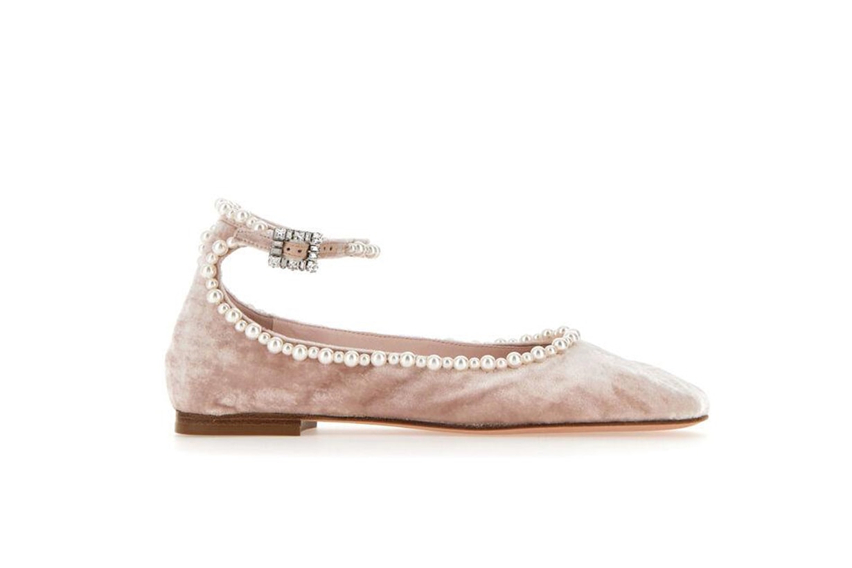 Roger Vivier 除了經典方扣靴,「鉚釘瑪莉珍鞋」甜酷女生必收!