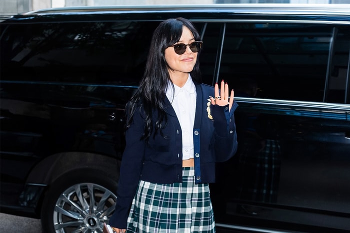 向經典角色致敬!Jenna Ortega 出席《Beetlejuice 2》首映禮穿上 Thom Browne 套裝,令網民非常驚喜