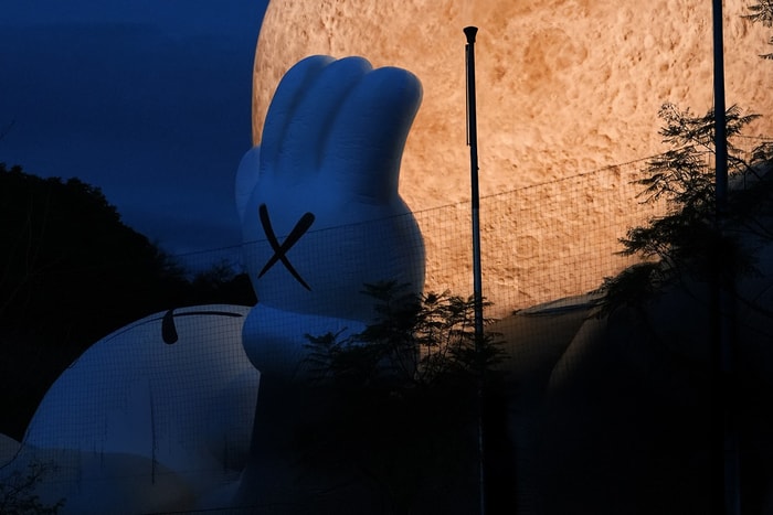 抱著月亮的療癒時刻:下一站 KAWS:HOLIDAY 悄悄現身,猜猜會是在哪?
