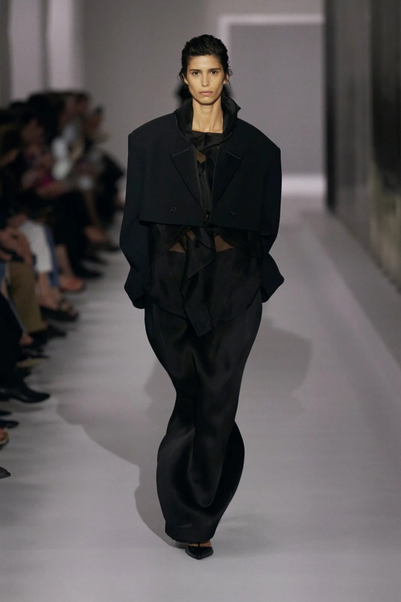 NYFW：Khaite 式的女人味，「透視薄紗褲」將成為本季一大重要趨勢！