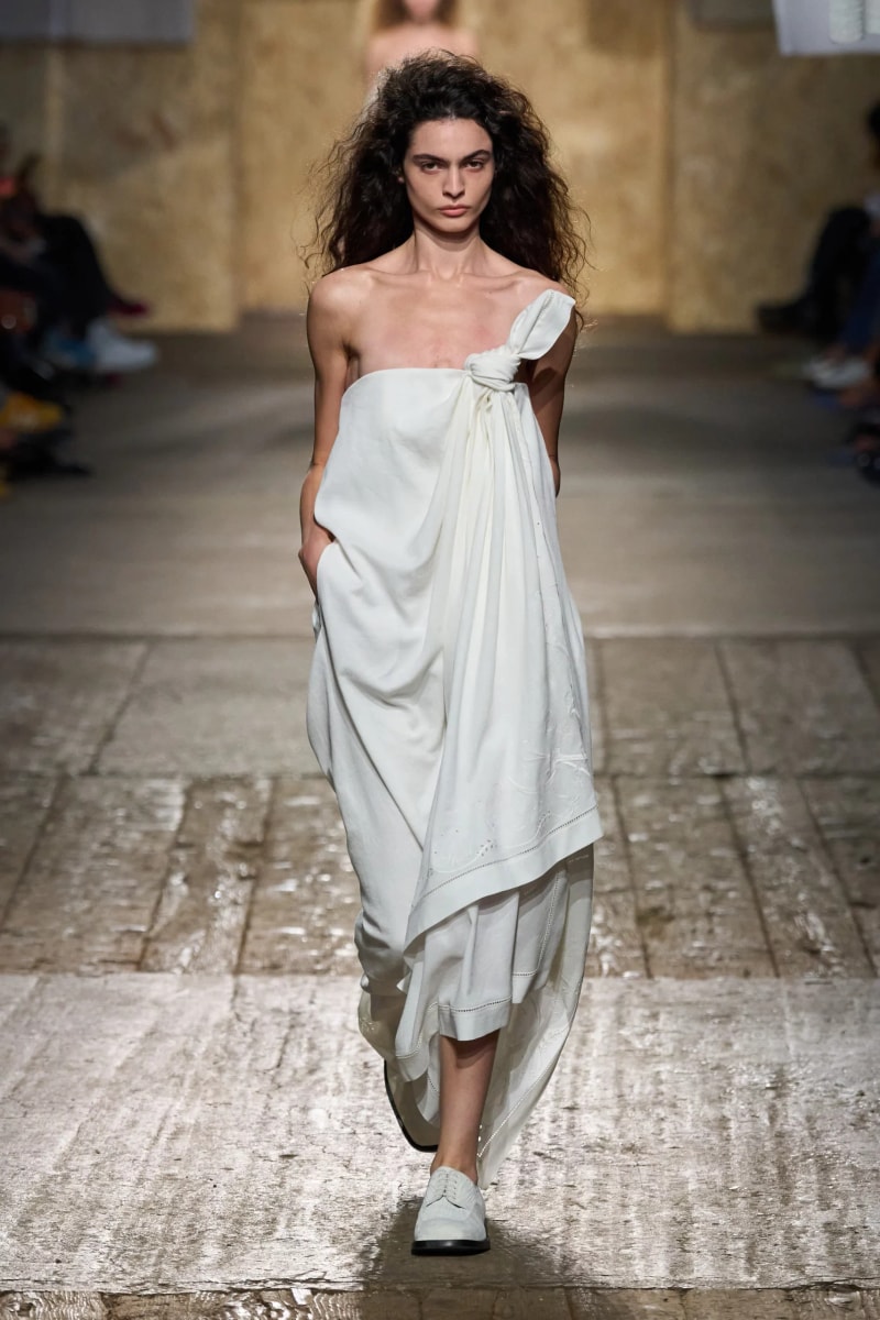 MFW：Moschino 2025 春季大秀，模特手上拿著快煮壺、安全帽、清潔劑...總讓人出其不意！