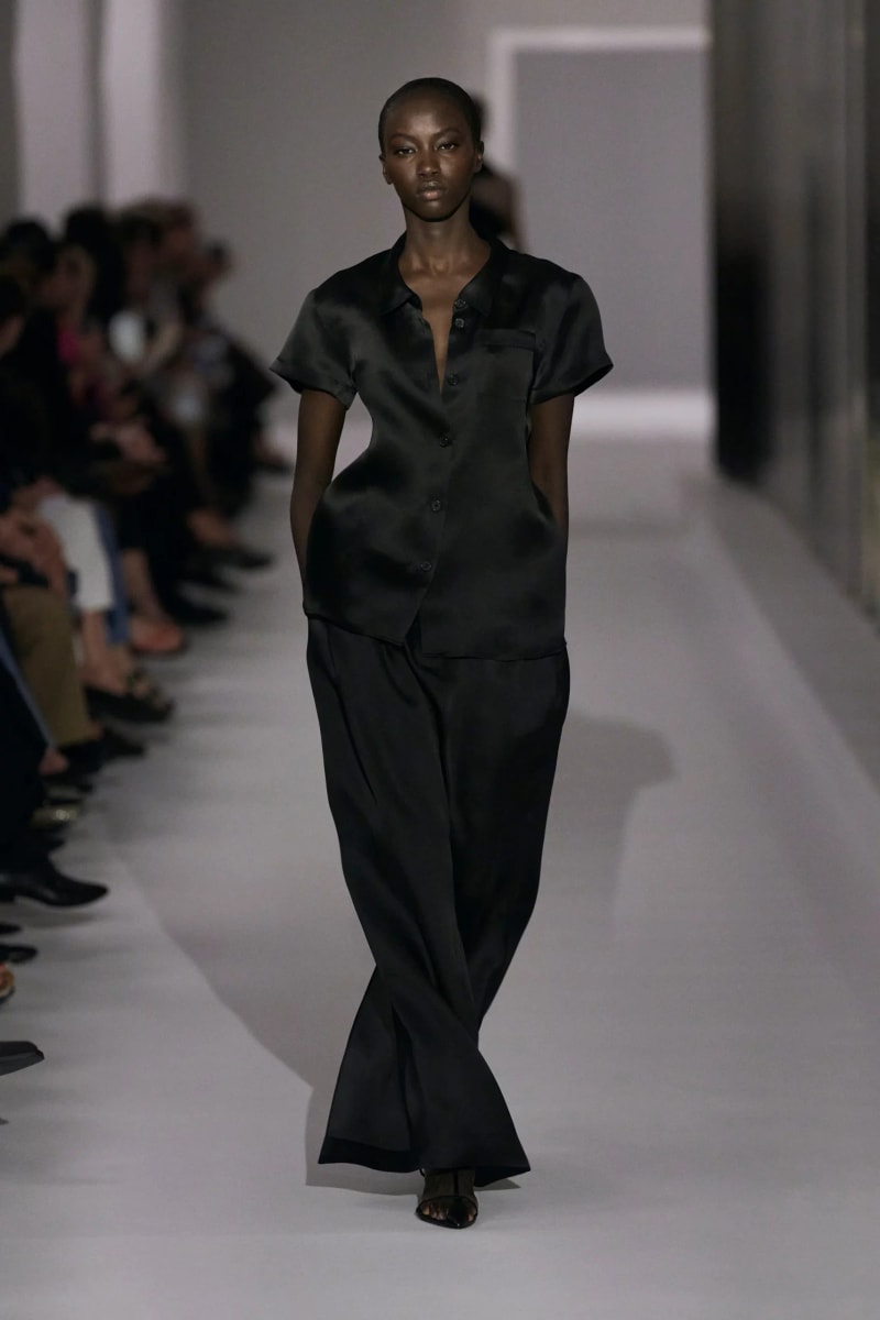 NYFW：Khaite 式的女人味，「透視薄紗褲」將成為本季一大重要趨勢！