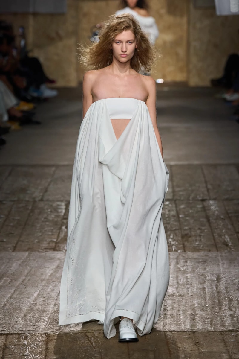 MFW：Moschino 2025 春季大秀，模特手上拿著快煮壺、安全帽、清潔劑...總讓人出其不意！