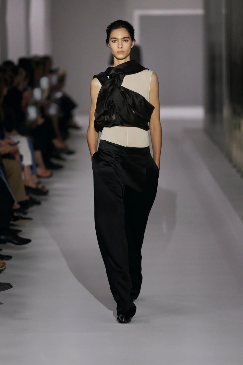 NYFW：Khaite 式的女人味，「透視薄紗褲」將成為本季一大重要趨勢！