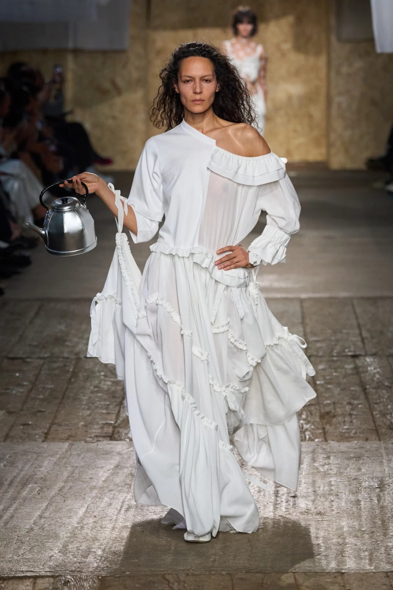 MFW：Moschino 2025 春季大秀，模特手上拿著快煮壺、安全帽、清潔劑...總讓人出其不意！
