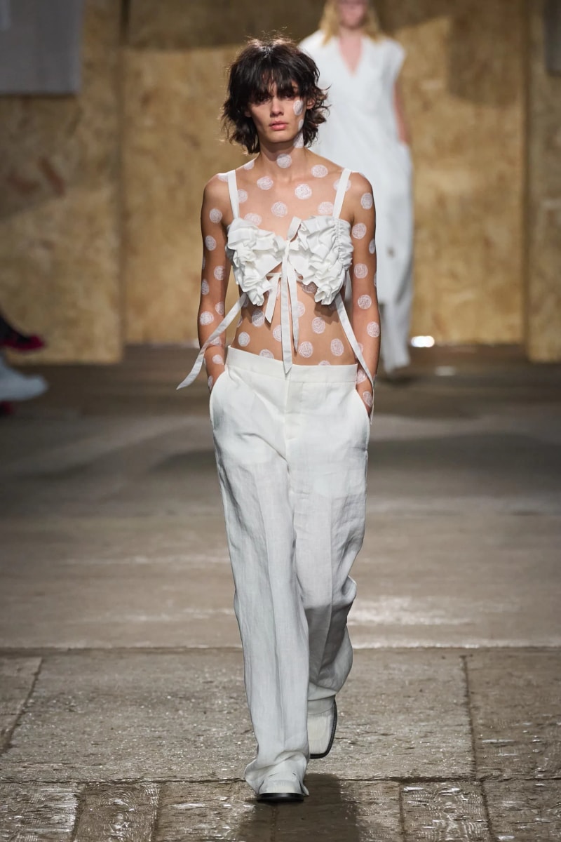 MFW：Moschino 2025 春季大秀，模特手上拿著快煮壺、安全帽、清潔劑...總讓人出其不意！