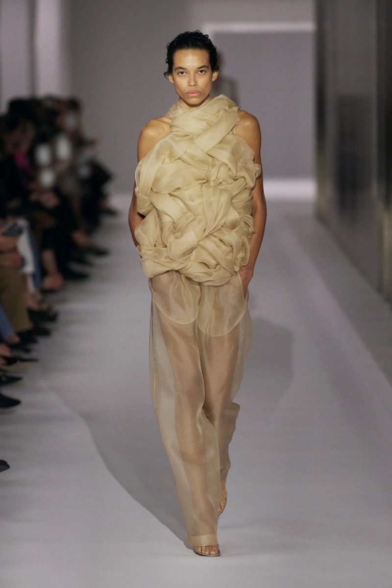 NYFW：Khaite 式的女人味，「透視薄紗褲」將成為本季一大重要趨勢！