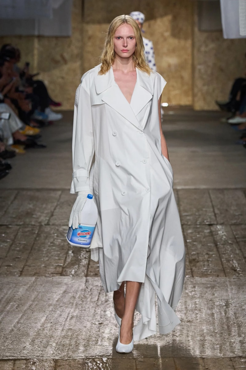 MFW：Moschino 2025 春季大秀，模特手上拿著快煮壺、安全帽、清潔劑...總讓人出其不意！