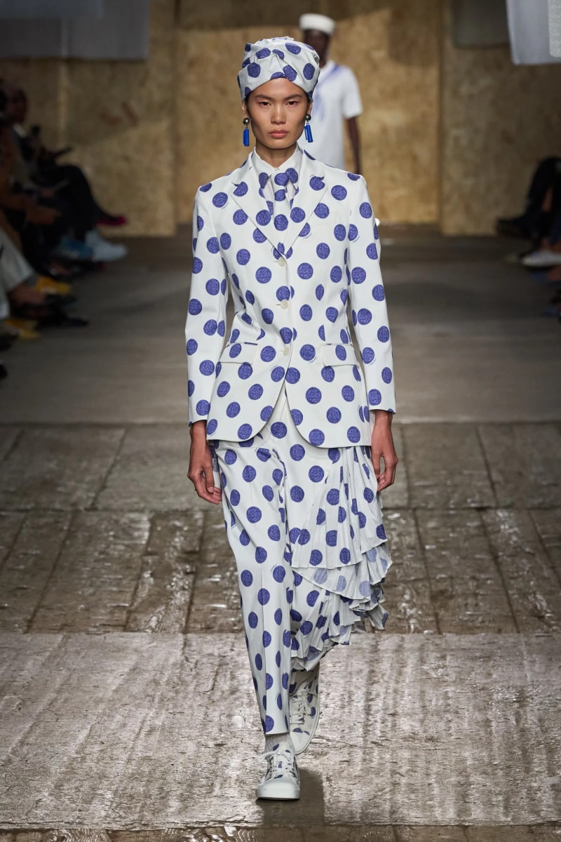 MFW：Moschino 2025 春季大秀，模特手上拿著快煮壺、安全帽、清潔劑...總讓人出其不意！