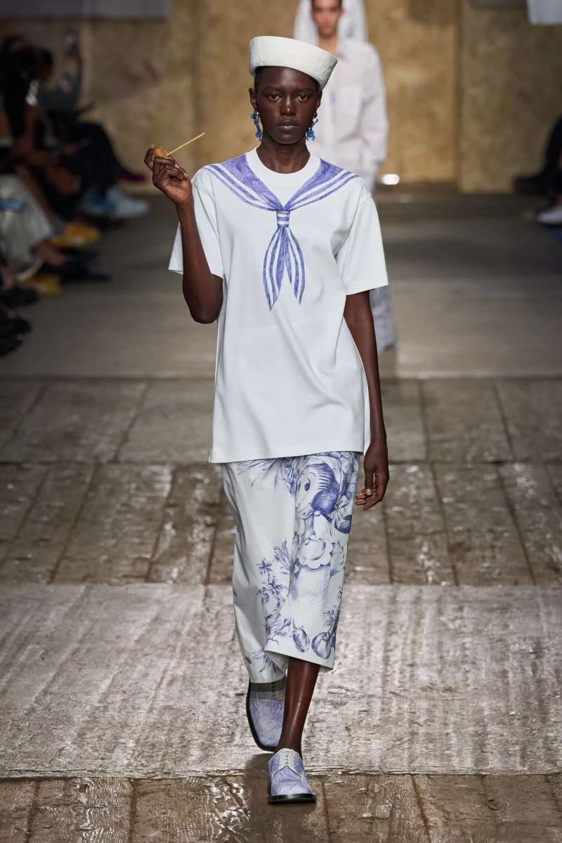 MFW：Moschino 2025 春季大秀，模特手上拿著快煮壺、安全帽、清潔劑...總讓人出其不意！