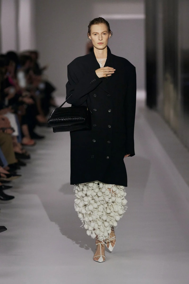 NYFW：Khaite 式的女人味，「透視薄紗褲」將成為本季一大重要趨勢！