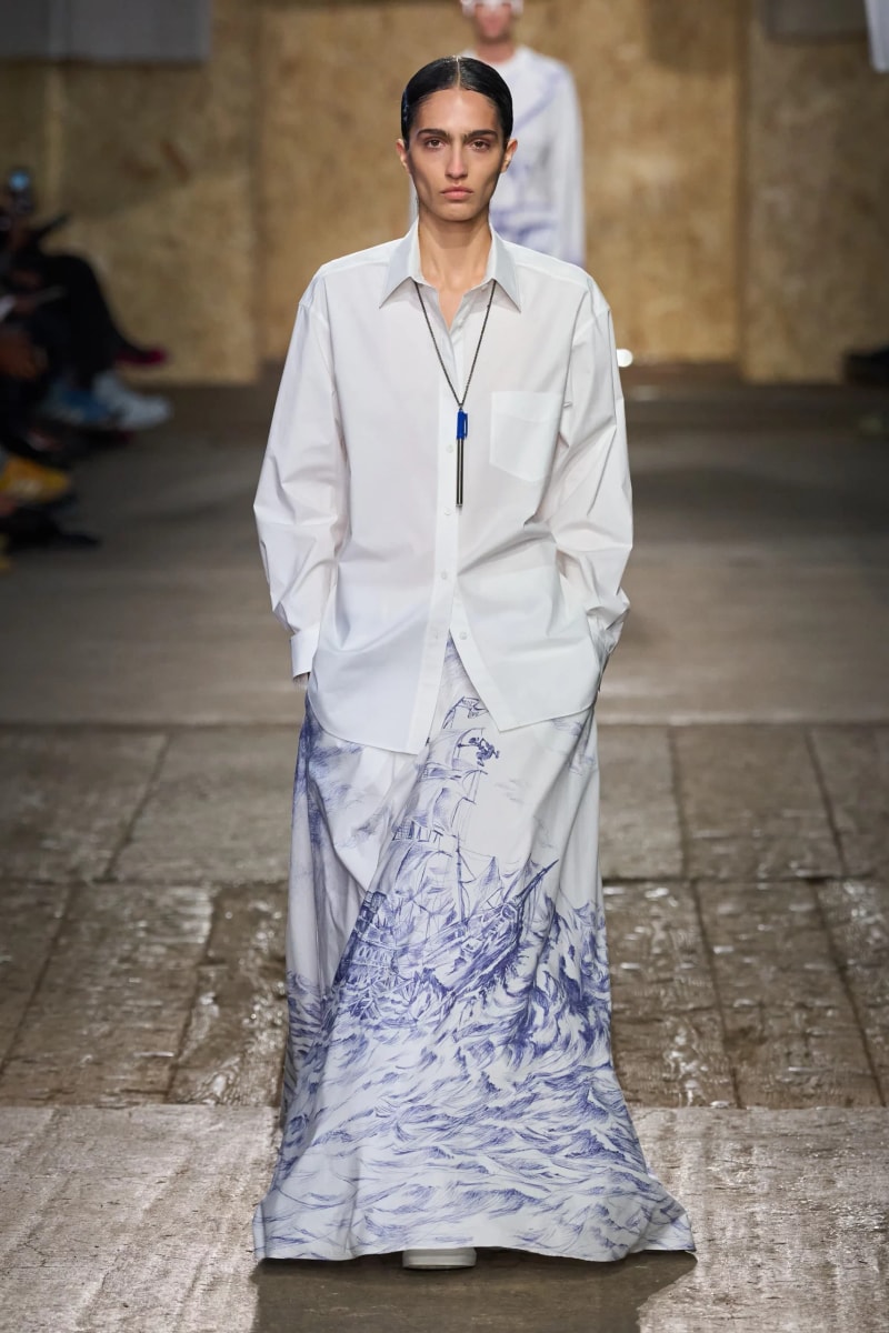 MFW：Moschino 2025 春季大秀，模特手上拿著快煮壺、安全帽、清潔劑...總讓人出其不意！