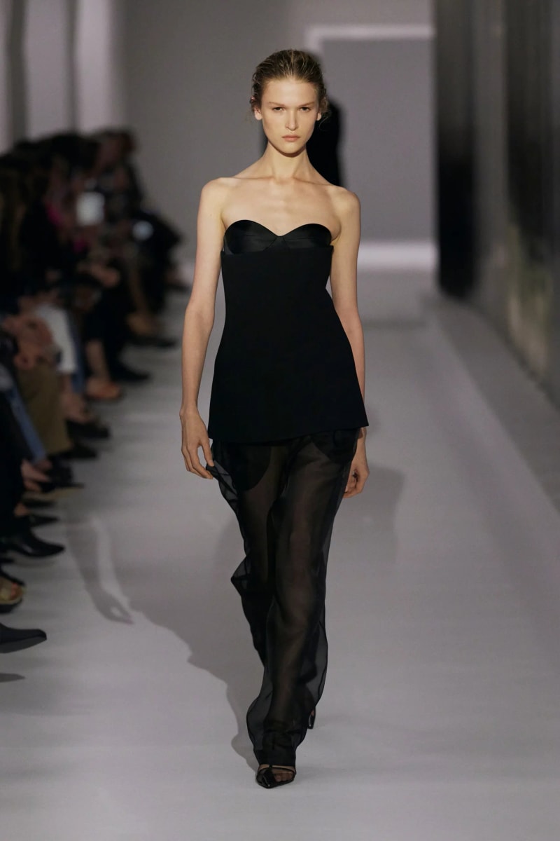 NYFW：Khaite 式的女人味，「透視薄紗褲」將成為本季一大重要趨勢！