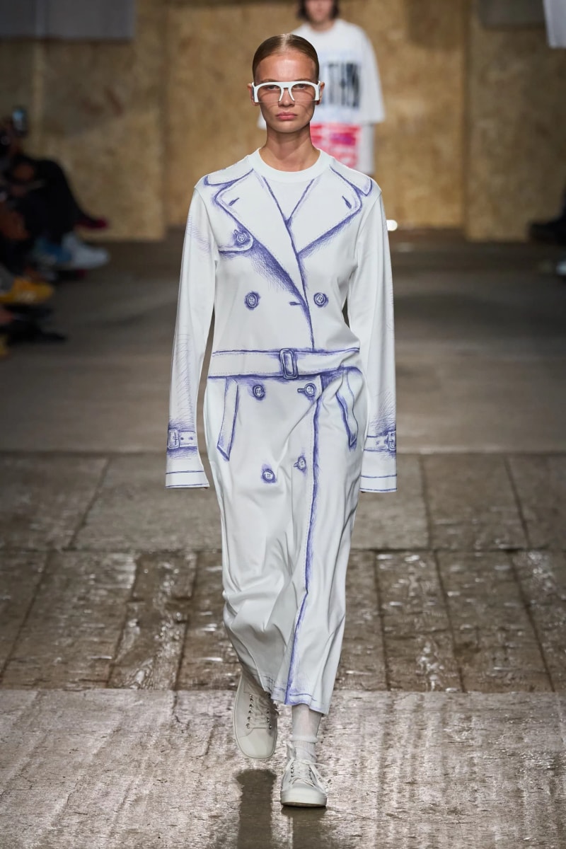 MFW：Moschino 2025 春季大秀，模特手上拿著快煮壺、安全帽、清潔劑...總讓人出其不意！