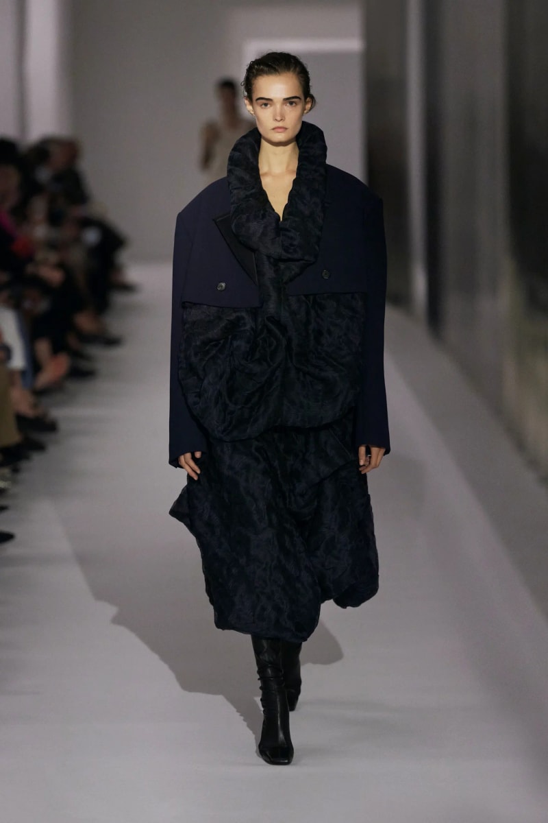 NYFW：Khaite 式的女人味，「透視薄紗褲」將成為本季一大重要趨勢！