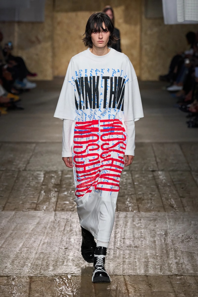 MFW：Moschino 2025 春季大秀，模特手上拿著快煮壺、安全帽、清潔劑...總讓人出其不意！