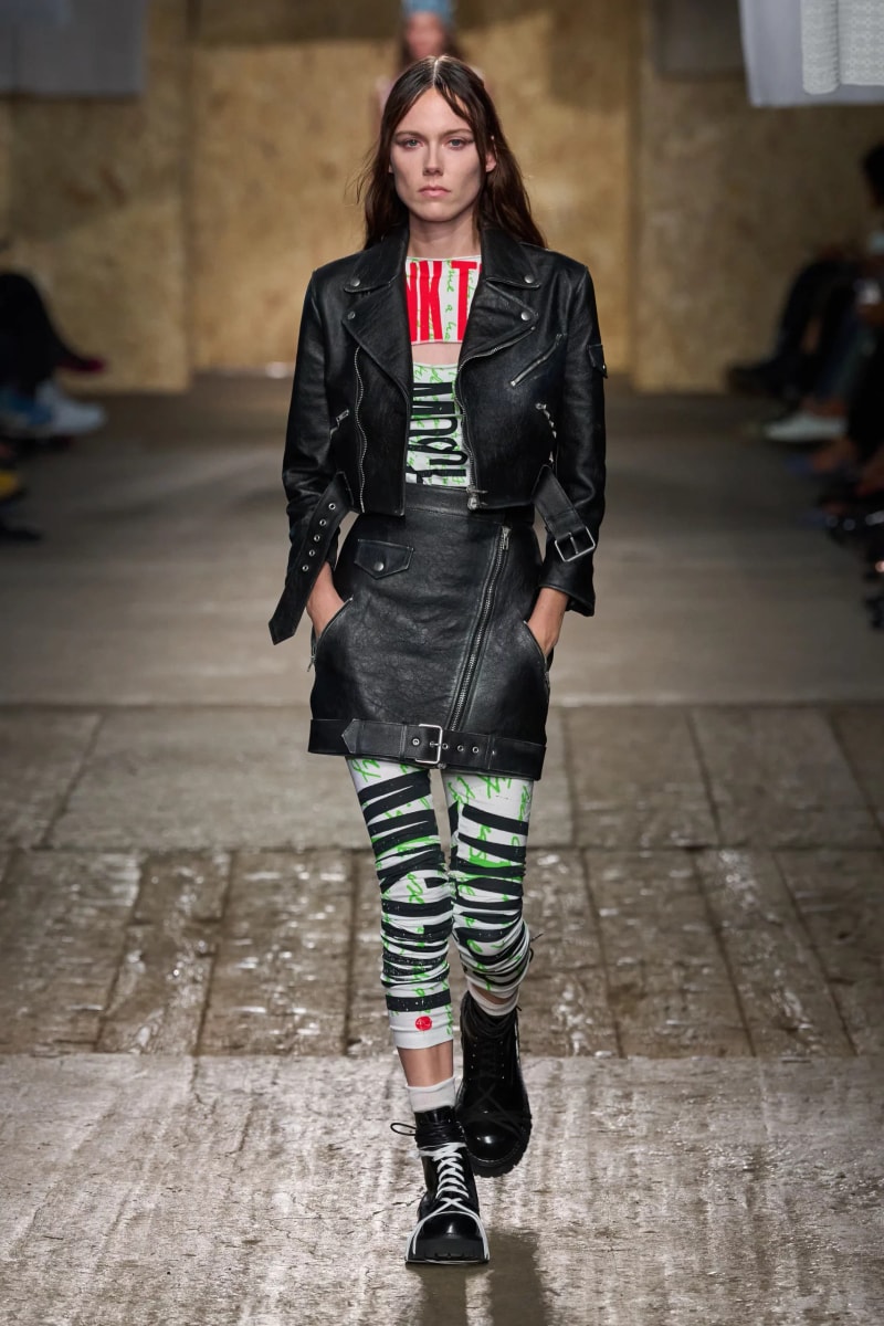 MFW：Moschino 2025 春季大秀，模特手上拿著快煮壺、安全帽、清潔劑...總讓人出其不意！