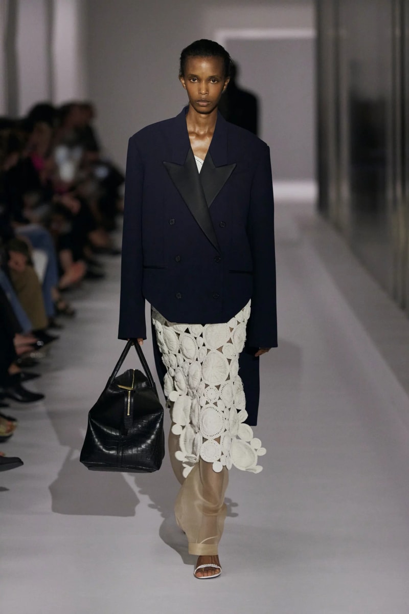 NYFW：Khaite 式的女人味，「透視薄紗褲」將成為本季一大重要趨勢！