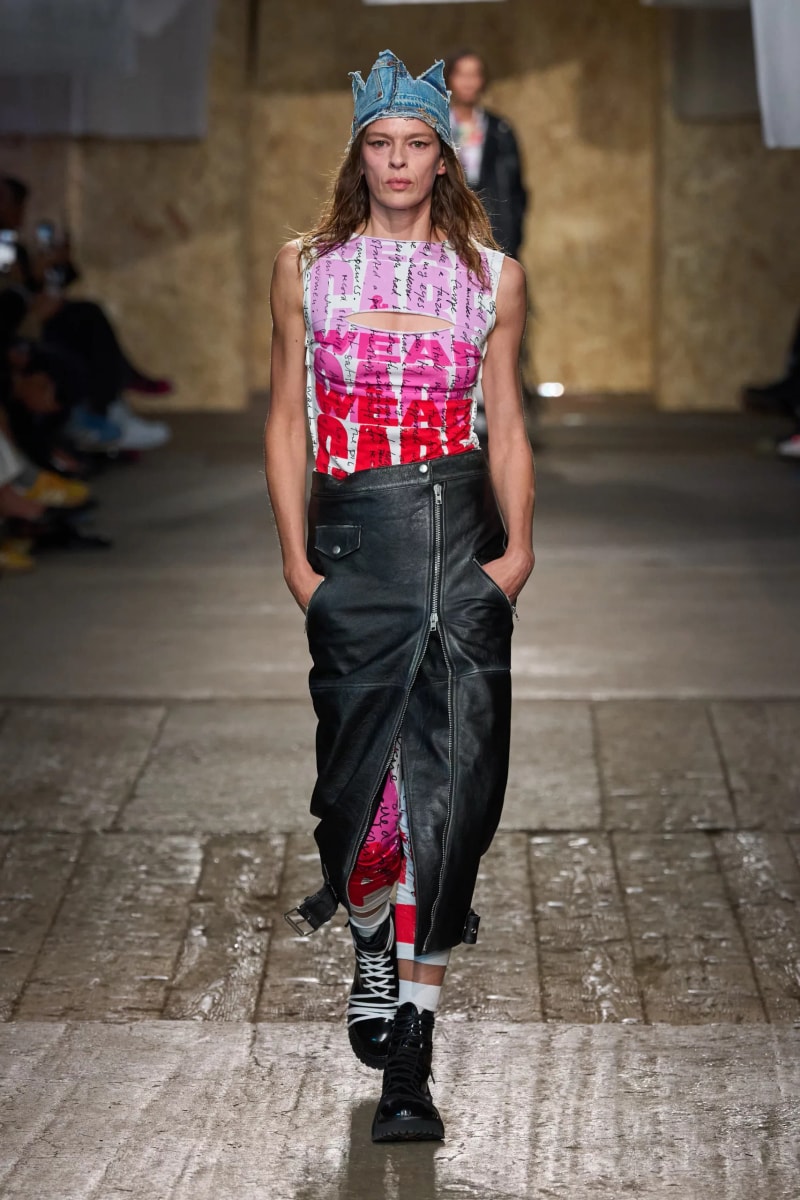 MFW：Moschino 2025 春季大秀，模特手上拿著快煮壺、安全帽、清潔劑...總讓人出其不意！