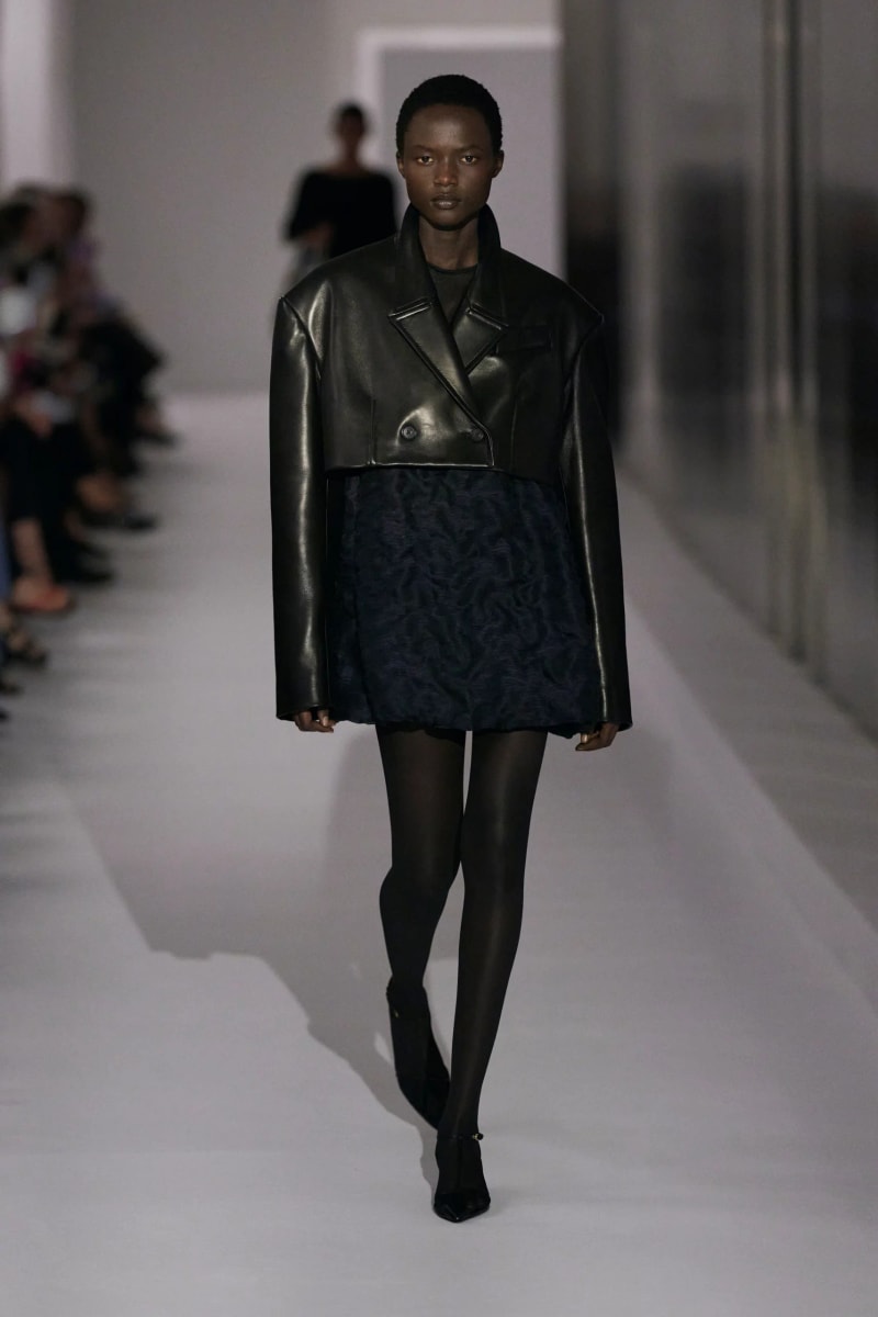 NYFW：Khaite 式的女人味，「透視薄紗褲」將成為本季一大重要趨勢！