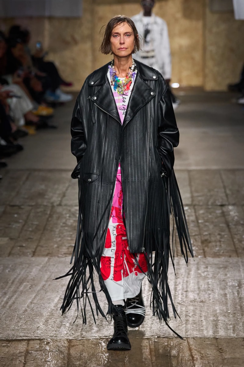 MFW：Moschino 2025 春季大秀，模特手上拿著快煮壺、安全帽、清潔劑...總讓人出其不意！