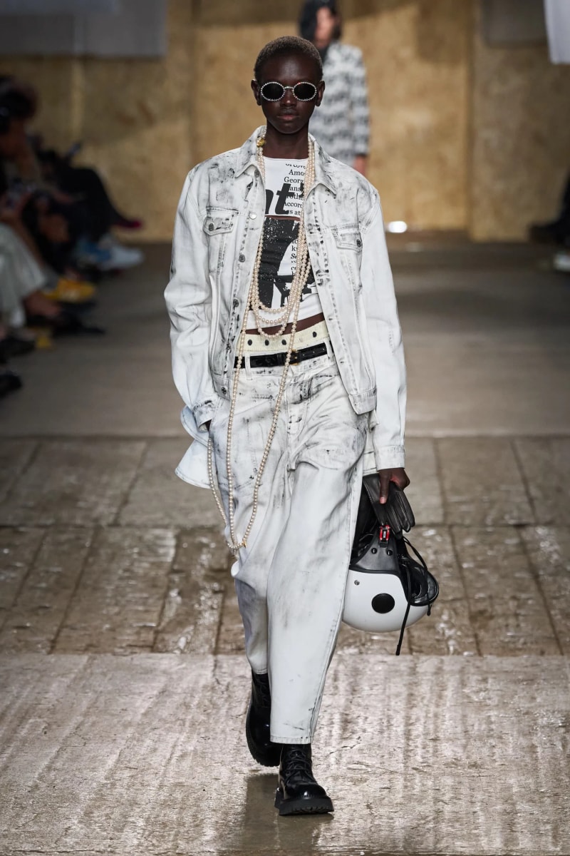MFW：Moschino 2025 春季大秀，模特手上拿著快煮壺、安全帽、清潔劑...總讓人出其不意！